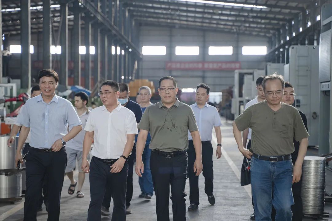 衡東縣縣委副書記、縣長(zhǎng)對(duì)朝陽(yáng)集團(tuán)自動(dòng)化生產(chǎn)線進(jìn)行視察